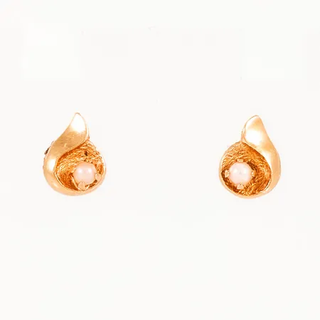 Örhängen med små odlade pärlor 5,5x7,5mm, en snurrebuss saknas, men ny i plast medföljer, 18K 0,8g.