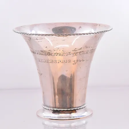 Pokal höjd 11 cm graverad silver 830/1000. Vikt: 123,6 g