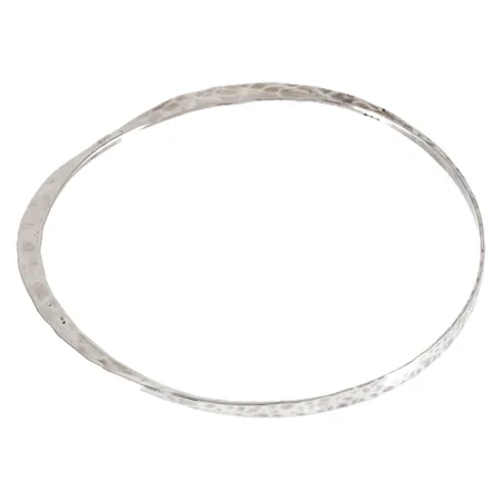 Hamrad armring ANNIE JÄGBACK i silver. Bredd 0,8 - 3,9 mm.Innerdiameter 67 mm. Asymmetrisk. Stämplad SAJ N10 (1987). 5,9g 925/1000.