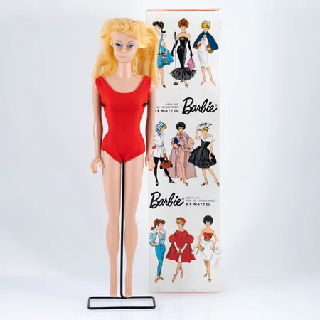 Barbiedocka 1962 Teen-age Fashion Model - "Redhead Ponytail" Stock no.850 med baddräkt, ställ och orginalförpackning. Tillbehör såsom skor, kläder, huvudbonader, galgar och byrå medföljer.