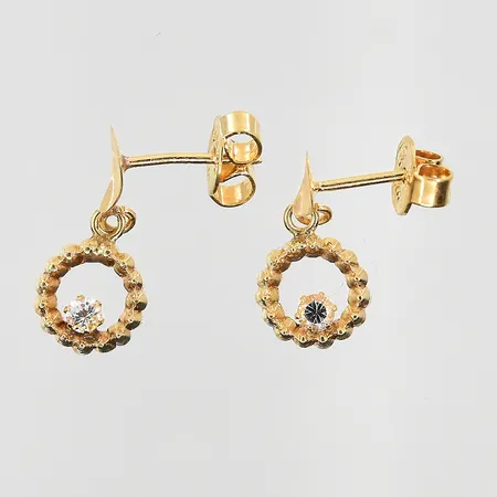 Örhängen med vita stenar, längd 16mm, Ø7mm, 18K. Vikt: 1,7 g