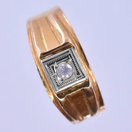 Ring med vit sten stl:15¾, bredd 4-8 mm 18K. Vikt: 4,1 g