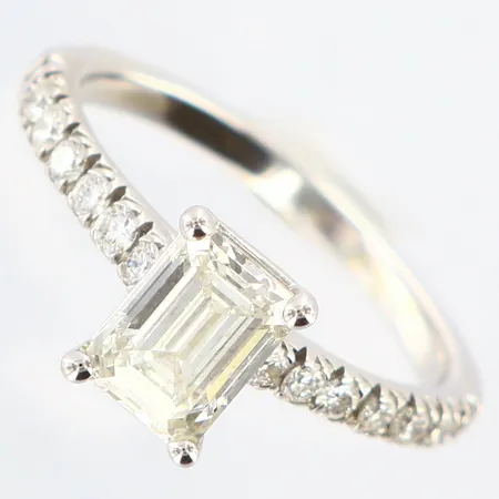 Ring med syntetisk/labbodlade diamanter, totalt 1,33ct enligt IGI certifikat, stl: 15¾, bredd: 1,5-7mm, vitguld, LG600373218, Kvitto, certifikat, etui, 14K Vikt: 2,5 g