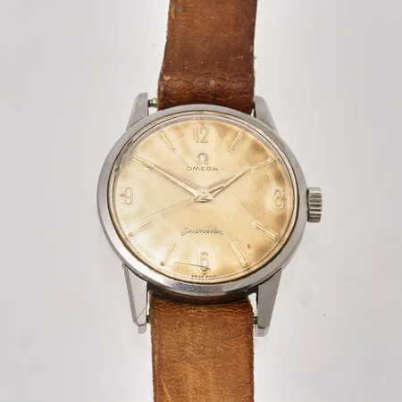 Herrur Omega Seamaster, stål, manuell, Ø35mm, cal: 285, serienummer: 16922924, brunt läderband, längd 14-21cm, personlig gravyr, fläckad urtavla, sprickor och repor på glas. Vikt: 0 g