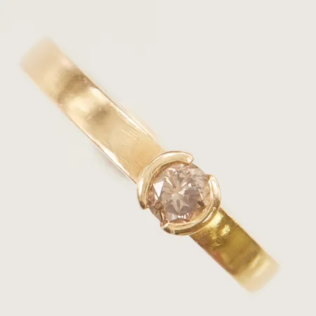 Ring med brun diamant 0,32ct enligt gravyr, stl:17½ bredd 2,8-4,6mm gravyr, 18K 4,7g.