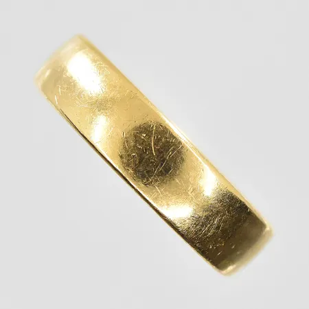 Ring stl:17, bredd 5mm, gravyr, 18K. Vikt: 5,6 g