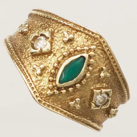 Ring med grön samt vita stenar, stl:17½ bredd 13,7mm 14K  Vikt: 3 g