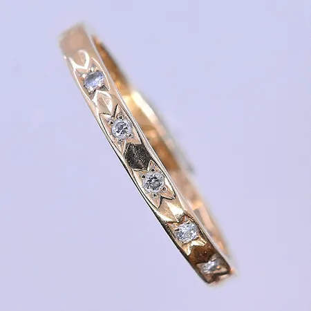 Ring med diamanter 0,10ctv stl:20, bredd 2 mm graverad 18K. Vikt: 2,8 g