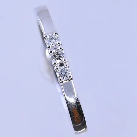 Ring med diamanter 0,10ctv Guldfynd stl:16½, bredd 2 mm vitguld 18K. Vikt: 2,4 g