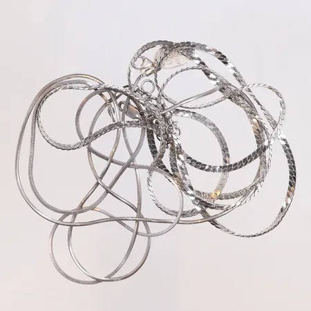 Delvis silver, 3 halskedjor, delvis skevt, 835/925/1000 silver Vikt: 25,1 g