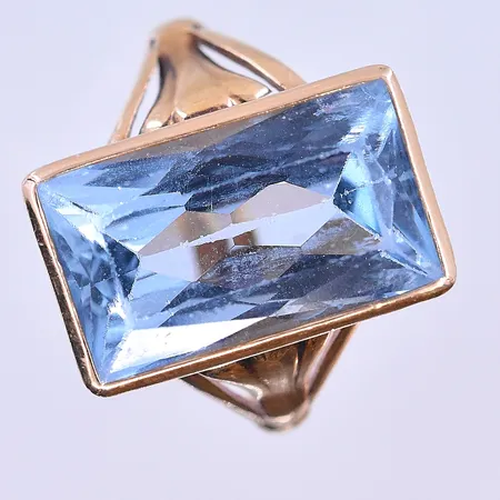Ring med blå sten stl:19¾, bredd 2-19 mm graverad 14K. Vikt: 5,5 g