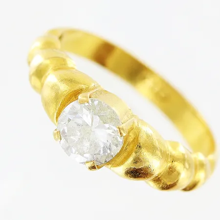 Ring vit sten stl:17 bredd 3-6mm 23K.  Vikt: 2,9 g