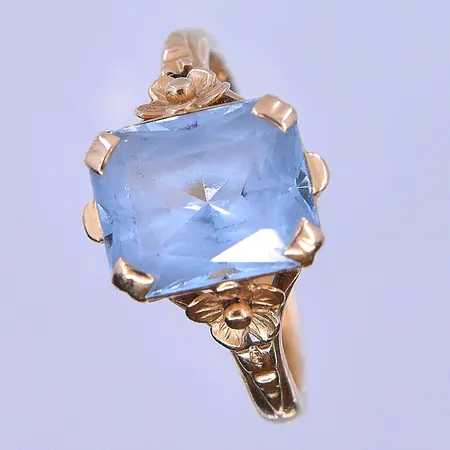 Ring med blå sten stl:17¼, bredd 2-12 mm slitna facetter 18K. Vikt: 4,2 g