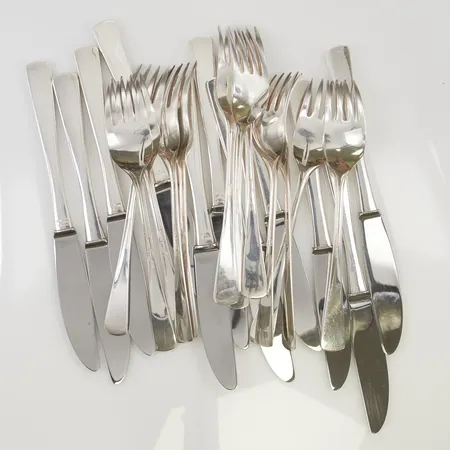 12 Gafflar 17,5cm, 12 Knivar 20,5cm, MGAB, 830/1000 Silver 1103,4g.