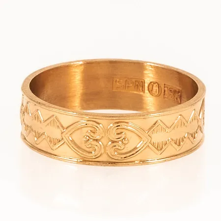 Västerbottensring smal modell stl:17 bredd 5,3mm, 18K 3,2g. Nypris ca 11.000kr.