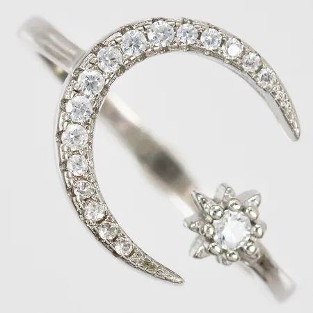 Ring med vita stenar stl: ca 18 bredd: ca 2-14mm 925/1000 silver  Vikt: 2,6 g
