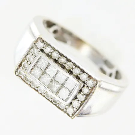 Ring diamanter 22x0,01ct, briljantslipade, 8 x ca 0,06ct prinsesslipade, stl:18½, vitguld, 18K. Vikt: 6,8 g