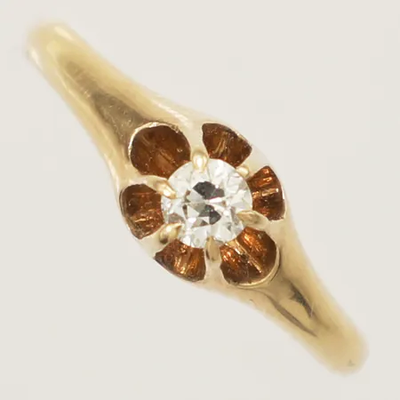 Ring med diamant 1x0,16ct stl:16½, bredd 15-5,7mm 14K Vikt: 2,6 g