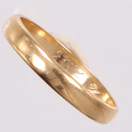 Ring slät stl 17¾ bredd 3,1mm, gravyr, 18K Vikt: 2,5 g