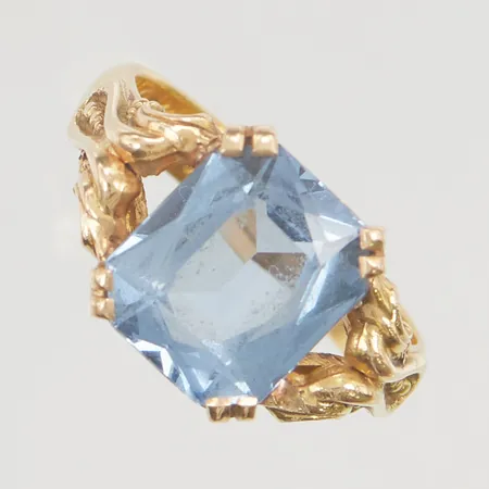 Ring stl:19¼ bredd 12mm blå sten, gravyr, fattning i 18K, skena i 23K, bruttovikt 8,5g.