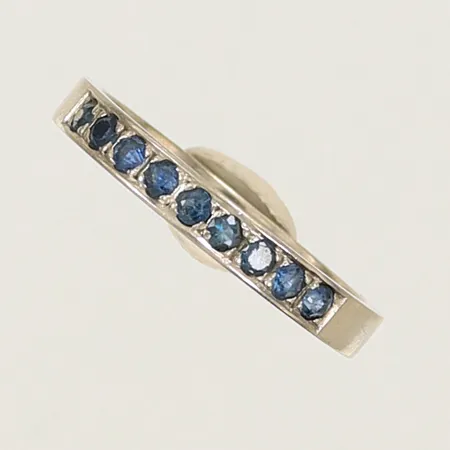 Ring vitguld med blå stenar, stl 18½ bredd 3mm, sliten, 18K 3,6g