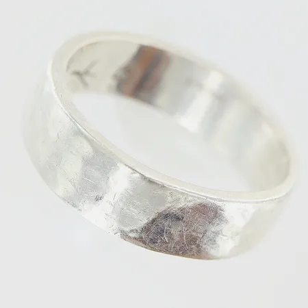 Ring stl:19 bredd 6mm smärre skevhet silver 925/1000 Vikt: 5,5 g