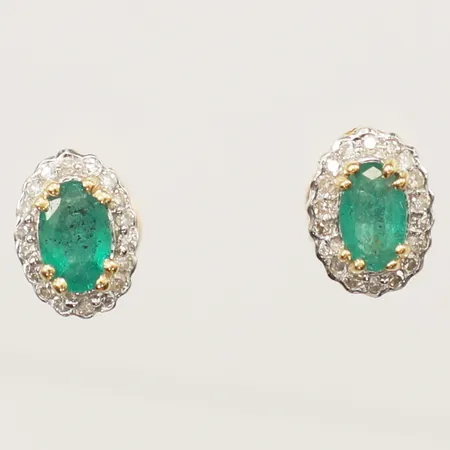 Ett par örhängen med smaragder, 8/8-slipade diamanter 36 x ca 0,005ct, längd 7,7mm bredd 5,6mm GHA 18K Vikt: 1,6 g