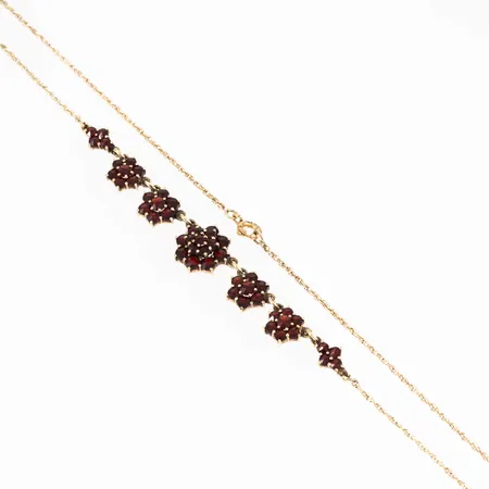 Collier med granater längd 43cm bredd 1,5-12,5mm, lås i double, svag förgyllning, stämplad HE (Heribert Engelbert AB, Stockholm), silver 830/1000 7,1g. 