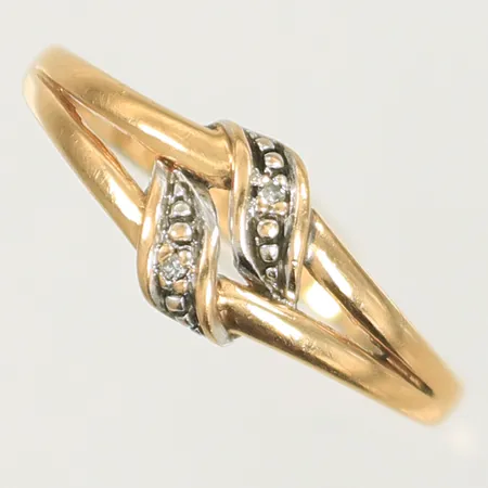 Ring med två vita stenar stl 17½, bredd 2-7mm, stämplad SSÄ, 18K, 1,8g Vikt: 1,8 g