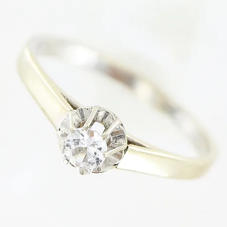 Ring briljantslipad diamant 0,14ct stl:16¾, 1 klo i behov av justering, vitguld, 18K. Vikt: 2,1 g