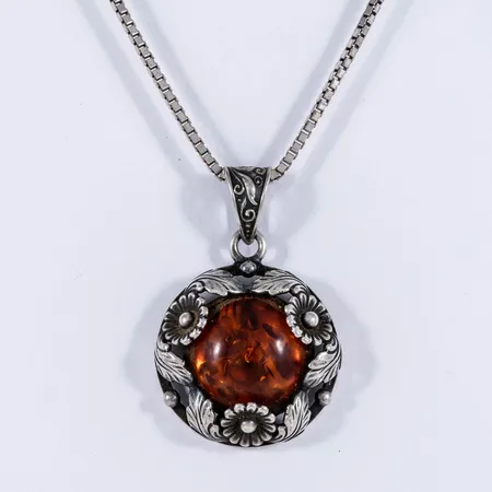 Hänge med bärnsten längd 35,8 mm inkl ögla Ø 23,7 mm stämplat NE From 925S STERLING DANMARK. Medföljer en kedja Venezia längd 70 cm bredd 1,4 mm. Silver 925/1000 15,9g.