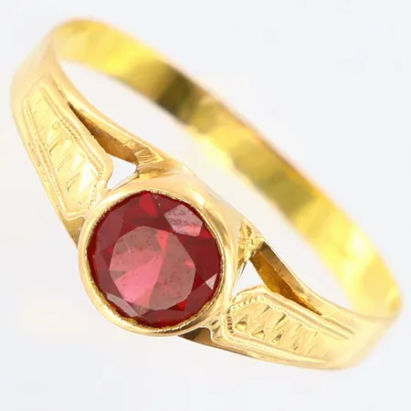 Ring med röd sten stl: 17¼, bredd: 1,9-6,3mm, något skev skena, 18K Vikt: 1,1 g