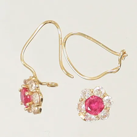 Ett par örhängen med färgstenar, trasiga, 14K 1,2g
