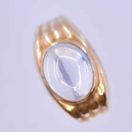 Ring med troligen månsten stl:15, bredd 3-10 mm 18K. Vikt: 2,5 g