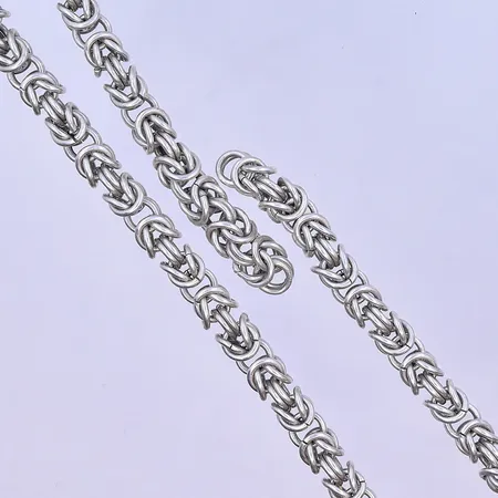Kedjor längd 58 cm, bredd 7 mm saknar lås silver 925/1000. Vikt: 92,9 g