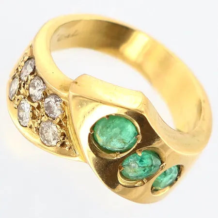 Ring med diamanter 3 x 0,03ct 3 x 0,05ct samt smaragder 1 x 0,2ct, 2 x 0,16ct, stl: 14¼, bredd: 4-9mm, 18K Vikt: 5,1 g