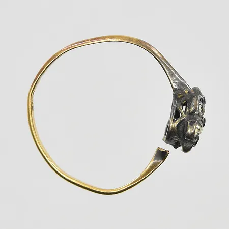 Diverse defekt guld med stenar, 18K. Vikt: 1 g