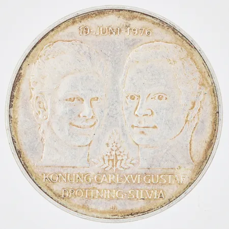 Jubileumsmynt Kungabröllopet 19 juni 1976 Konung Carl XVI Gustav och Drottning Silvia Ø36mm nominellt värde 50kr 925/1000 silver  Vikt: 27 g
