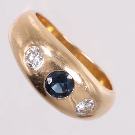 Lordring stl 16¾ med diamanter 2st på totalt 0,26ct enligt gravyr en safir på 0,42ct enligt gravyr 18K Vikt: 8,9 g