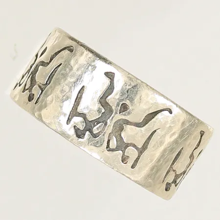 Ring med hällristningsmotiv, stl 22¼ bredd 12mm, silver 925/1000-delar 23,4g