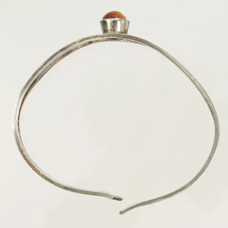 Armring öppen med tigeröga, Martin Öhman Lycksele 1966, ojämn, silver 14,6g Vikt: 14,6 g