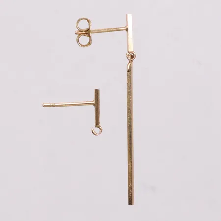 Ett par örhängen längd 4,2cm bredd 1,1mm, defekta saknar stopp, 18K Vikt: 1,2 g