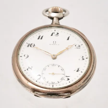 Fickur Omega 51mm, manuell, liten sekundvisare, boettnr 5963441, verknr 5029711, repigt glas, 800/1000 silver, fodral i stål, buklig och gulnat glas. Vikt: 0 g