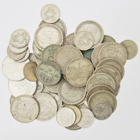 54 Mynt blandade valörer 1-kronor (år 1942-1968) 50-öringar (år 1928-1955) 25-öringar (år 1917-1961) 400/1000 silver bruttovikt 269,8g Vikt: 269,8 g
