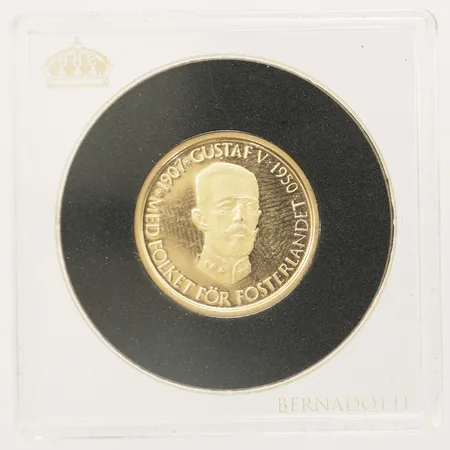 Minnesmynt Ø22mm Konungaätten Bernadotte, 1907-1950 Gustaf V Med Folket För Fosterlandet, plastetui 18K Vikt: 8,6 g