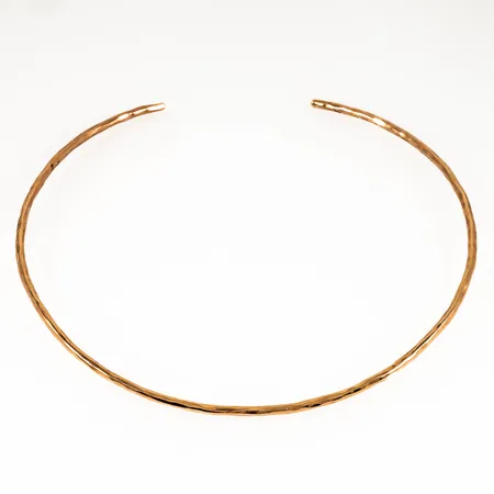 Hamrat stelt collier innermått 39 cm + 5 cm öppning. Bredd 3 mm. Stämplat GIU (Guldsmedjan i Umeå), Umeås stadsstämpel, 18K, H11 (2006). 41,5g 18K. Ask medföljer.
