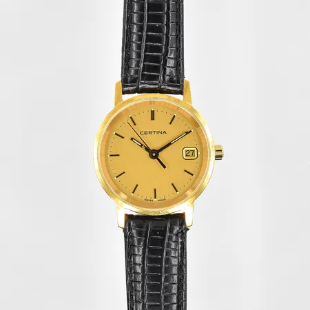 Damur Certina 18K, quartz, Ø24mm, refnr EOL 152.9289.68, datum, läderband, graverad bakboett, behov av batteribyte, fint skick, etui, bruttovikt 18,1g.