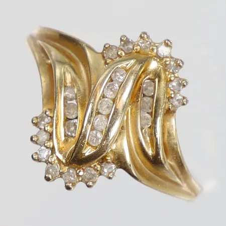 Ring med diamanter 25xca0,01 stl:18½ bredd 1,5-15mm 10K Vikt: 3,6 g