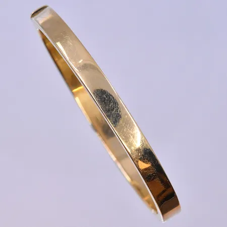 Armring öppningsbar stl:52x59 mm, bredd 6 mm 18K. Vikt: 14,9 g