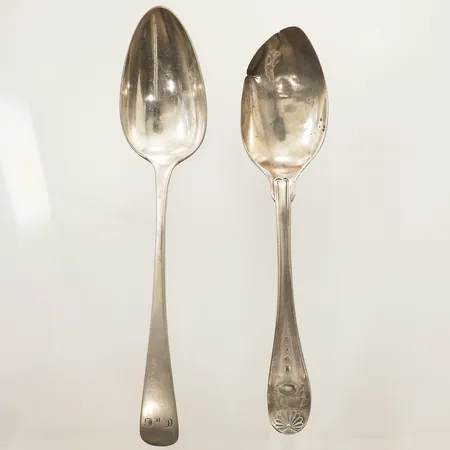 Två matskedar längd 23cm, en skadad silver 830/1000 Vikt: 113,4 g